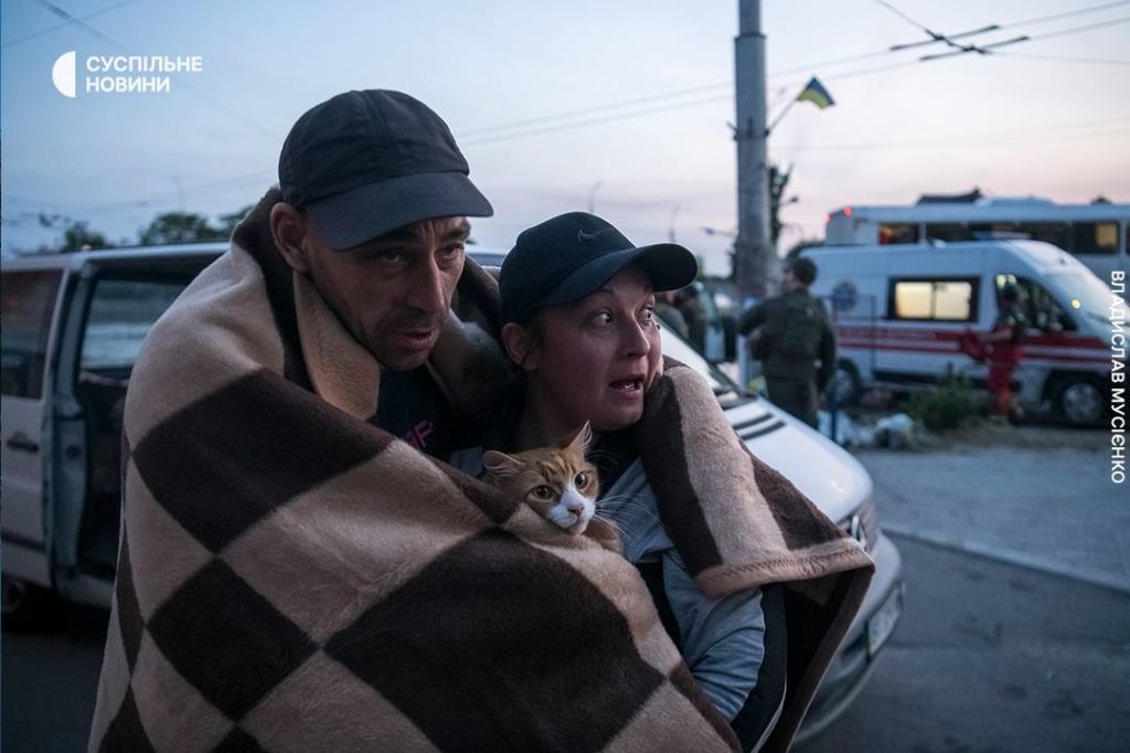 В Херсоні не припиняється евакуація, люди рятуються на дахах (ФОТО) 2