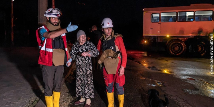 В Херсоні не припиняється евакуація, люди рятуються на дахах (ФОТО)