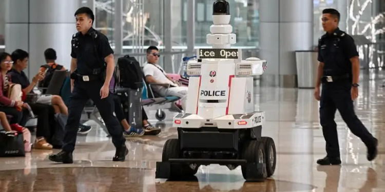 Аеропорт Сінгапуру тепер охороняють роботи-поліцейські (ВІДЕО)