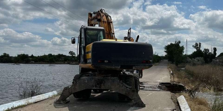 На Миколаївщині почали ремонтувати дамбу, яка веде до села Афанасіївка (ФОТО)