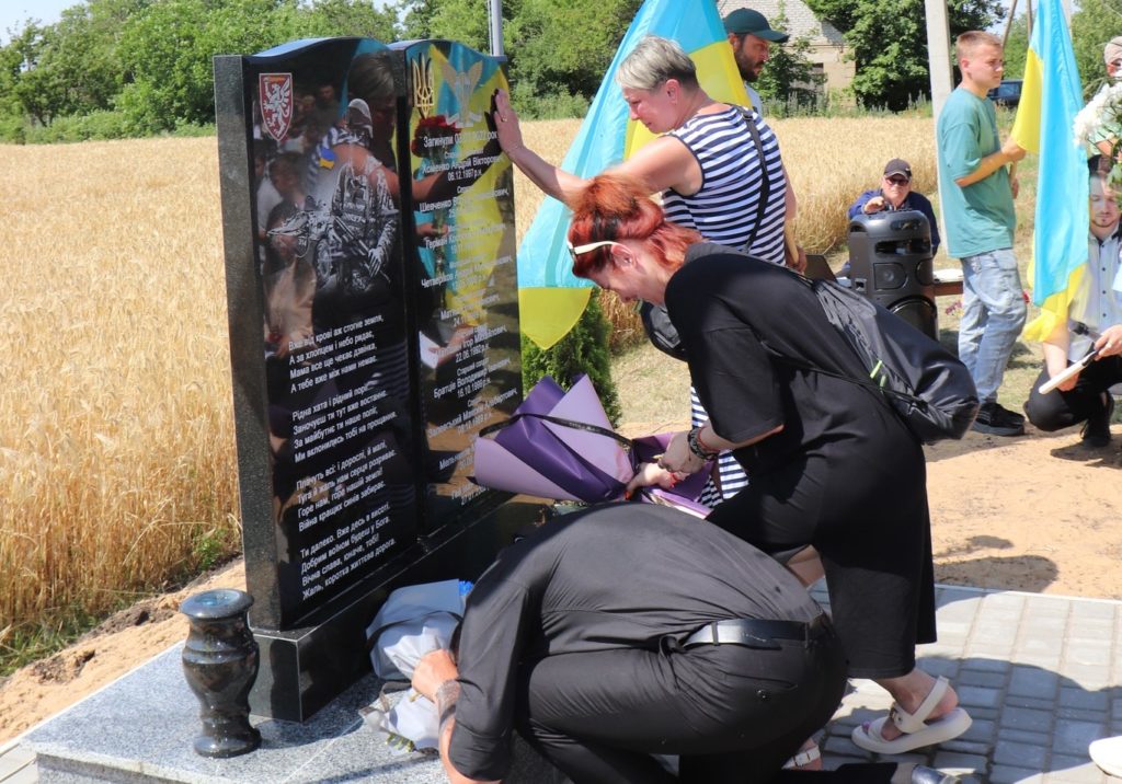 На Миколаївщині відкрили меморіальний знак на честь десантників 80-ї бригади, які загинули під час визволення села Андрійчикове від рашистів (ФОТО) 40