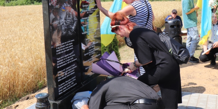 На Миколаївщині відкрили меморіальний знак на честь десантників 80-ї бригади, які загинули під час визволення села Андрійчикове від рашистів (ФОТО)