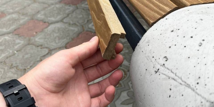 Мер Миколаєва казав, що вони антивандальні, а і двох тижнів не простояли: нові лавки на пр.Центральному зламані (ФОТО)