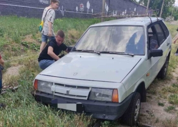 Хочуть скоротити шлях і застрягають: у Миколаєві за два дні вже 4 випадки, коли автомобілісти заважають руху трамваїв (ФОТО)