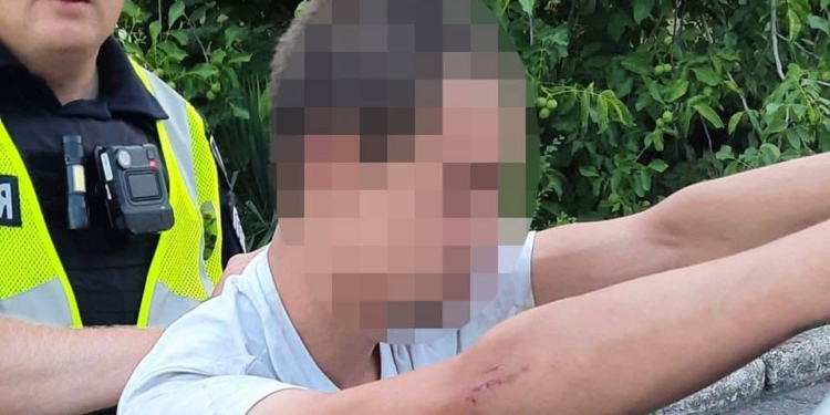 У Миколаєві патрульні затримали чоловіка, який пошкодив декілька автівок та намагався вкрасти з них речі (ФОТО)