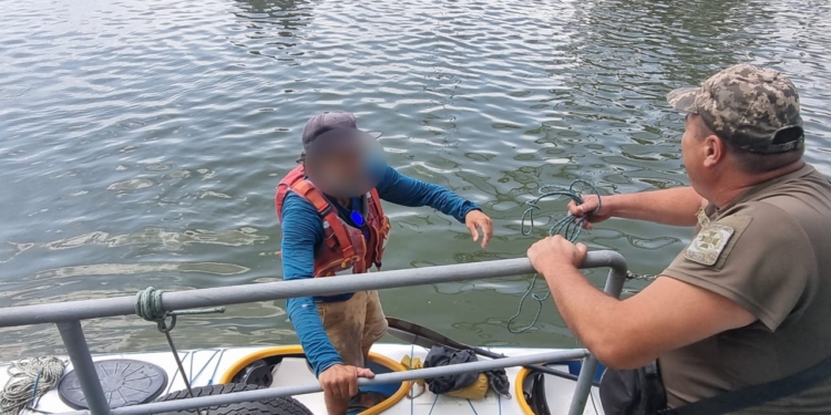 Втратив орієнтир: на Одещині прикордонники затримали незвичного порушника кордону – француза-мандрівника на каяку (ФОТО)