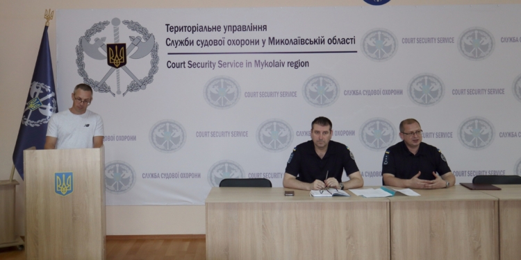 За пів року в суди Миколаївщини намагались пронести майже 900 заборонених предметів