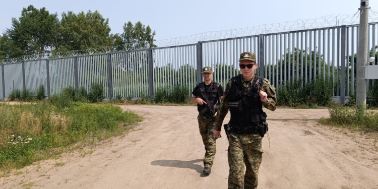 Майже 100 мігрантів прорвали польський кордон з білоруссю