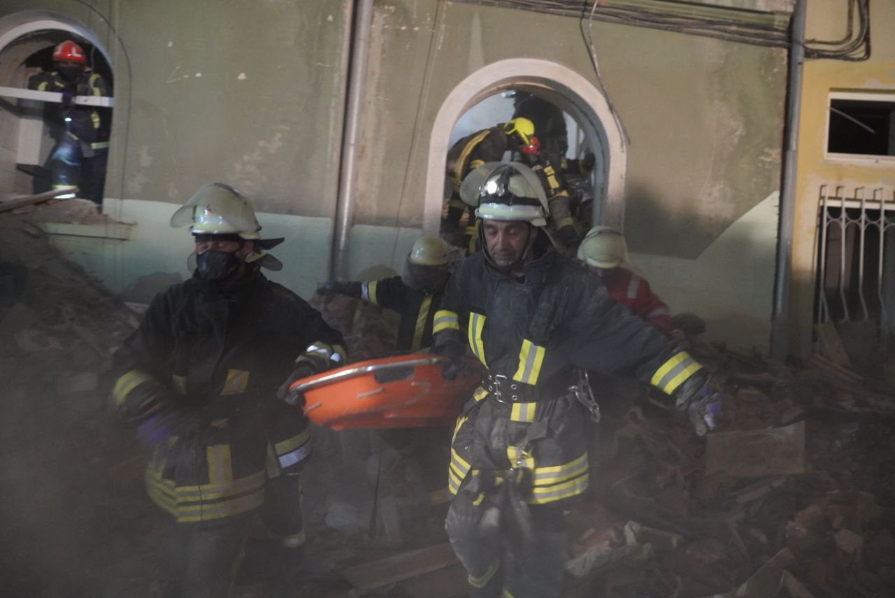 На місці влучання російської ракети у Львові знайдено тіло 10-ї жертви