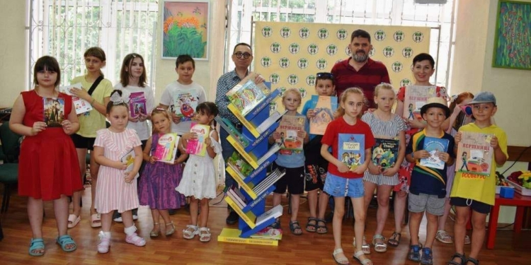 Бібліотеці Шури Кобера і Віті Хоменка та її філіям у Миколаєві передали 500 книжок (ФОТО)