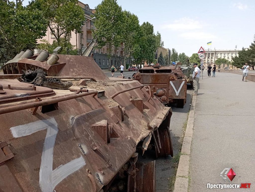 У центрі Миколаєва виставили знищену російську бронетехніку (ФОТО) 24