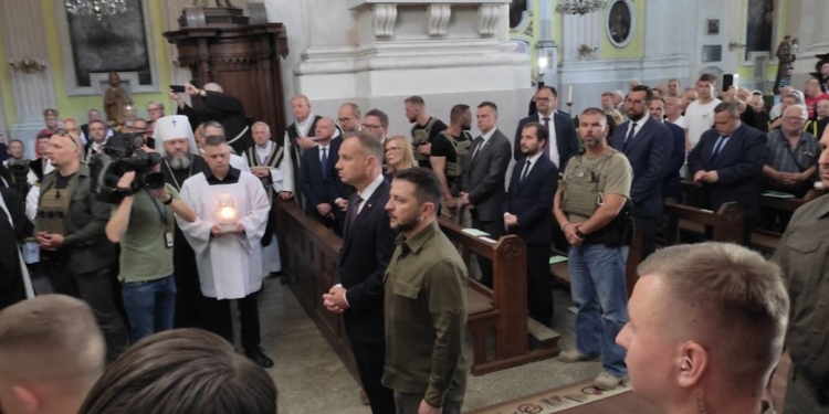 Вшанування пам’яті жертв Волинської трагедії: президенти України та Польщі з неанонсованим візитом у Луцьку (ФОТО)