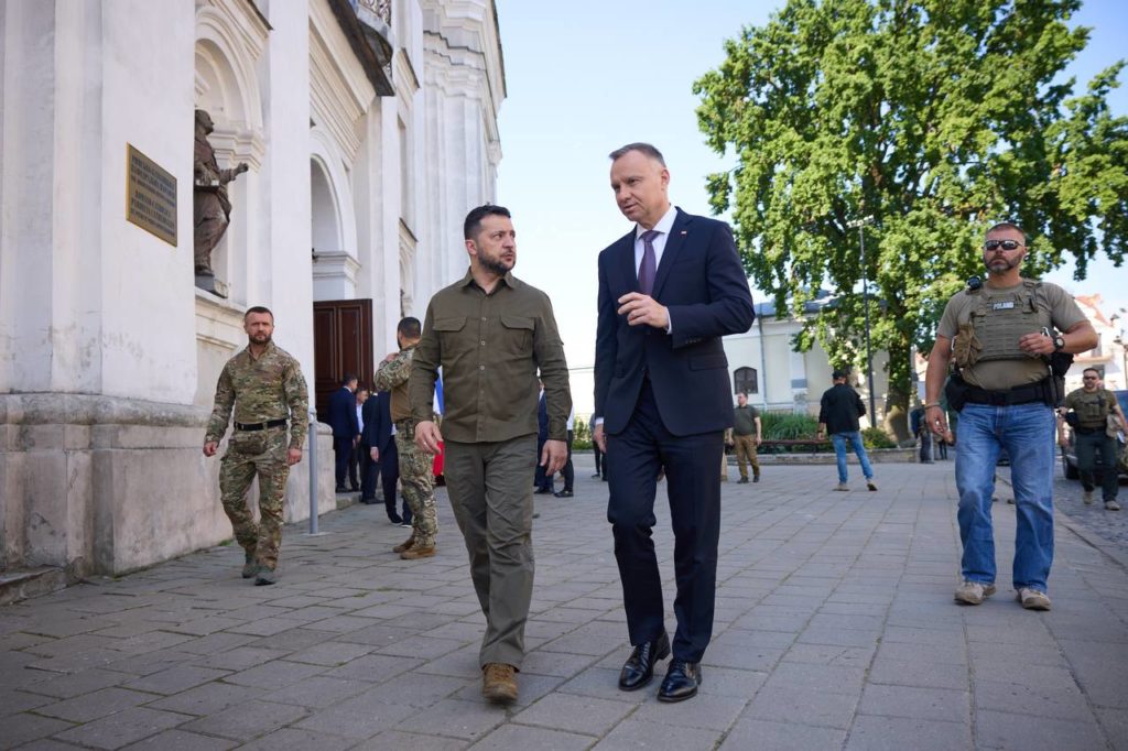 Вшанування пам’яті жертв Волинської трагедії: президенти України та Польщі з неанонсованим візитом у Луцьку (ФОТО) 8