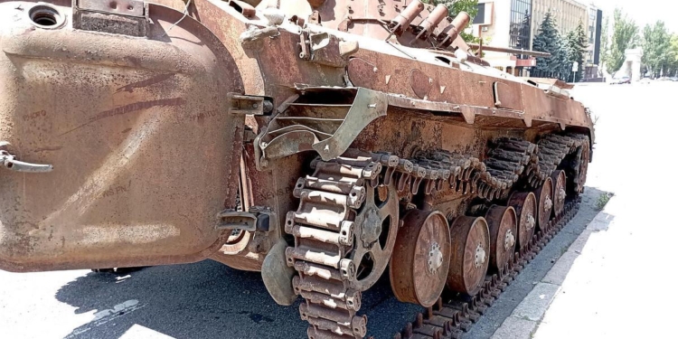 У центрі Миколаєва виставили знищену російську бронетехніку (ФОТО)