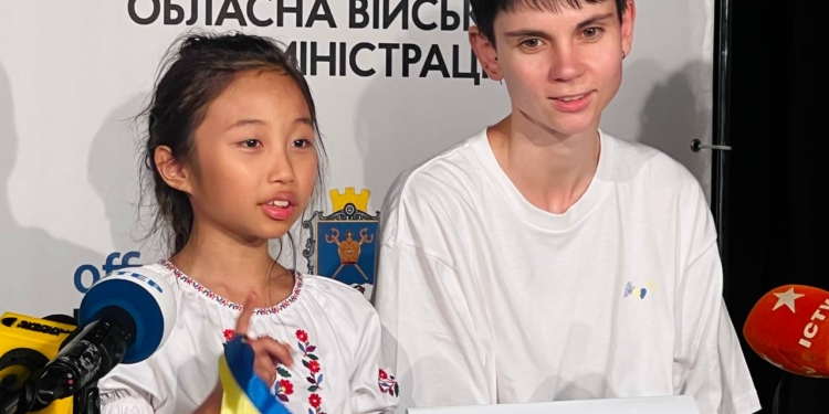 “Хочу розказати про НЕДИТЯЧУ війну всьому світу”: до Миколаєва приїхала наймолодша волонтерка Японії (ВІДЕО)