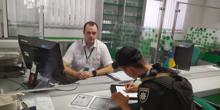 На Миколаївщині в сервісному центрі МВС виявили одразу дві автівки, які перебували в розшуку