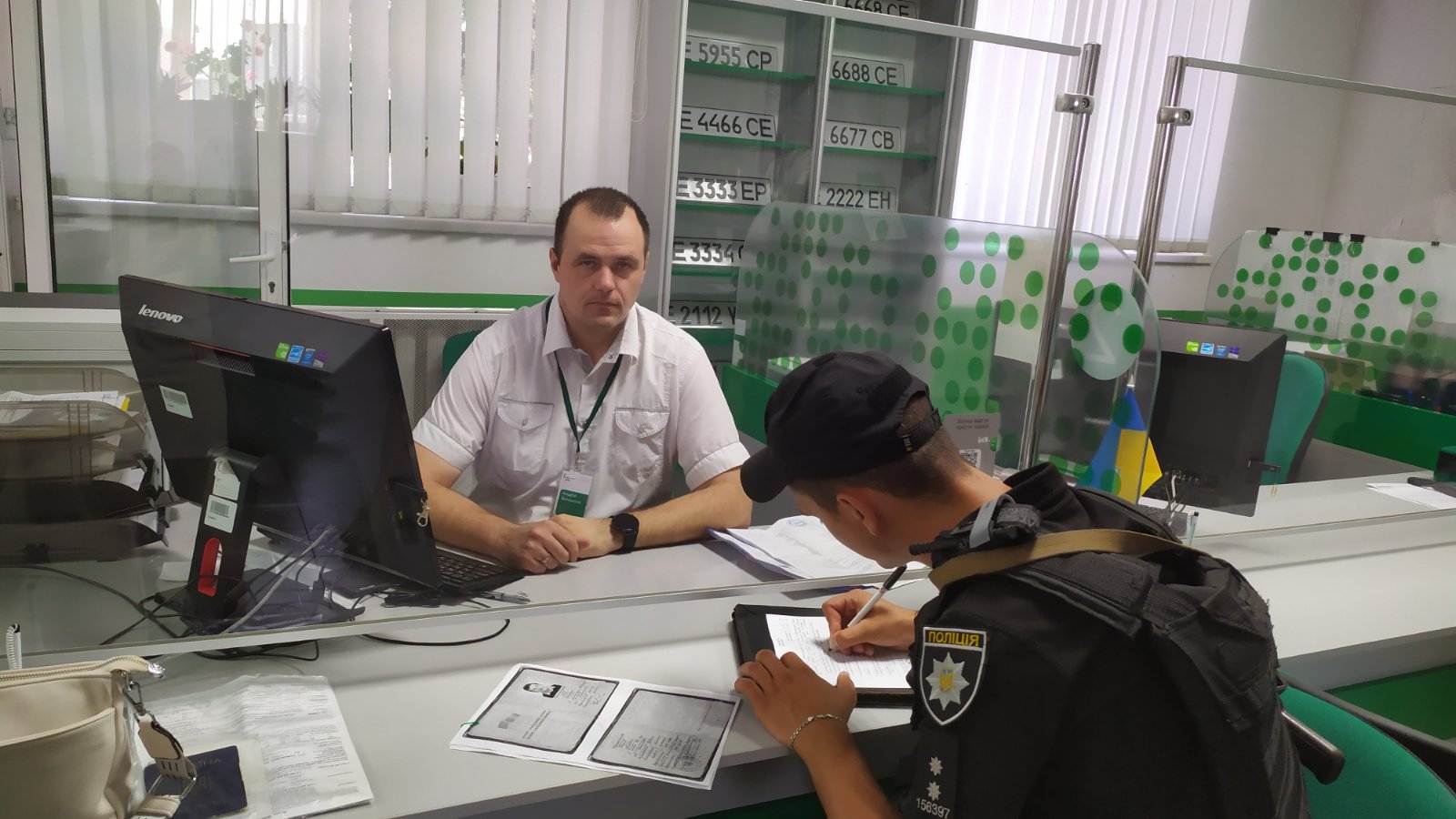 На Миколаївщині в сервісному центрі МВС виявили одразу дві автівки, які перебували в розшуку