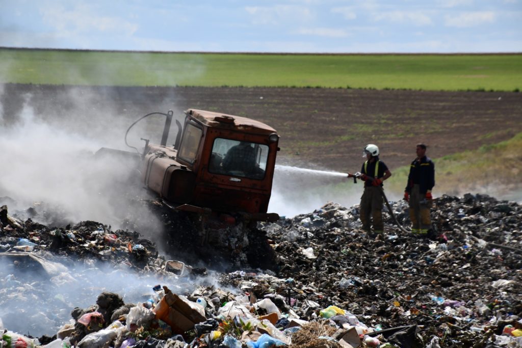 На Миколаївщині понад дві доби гасили пожежу сміттєзвалища у Луговому. Але нарешті впорались (ФОТО) 1