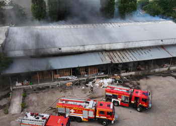У Миколаєві вогнеборці ліквідували пожежу складських приміщень площею 100 кв. м (ФОТО)