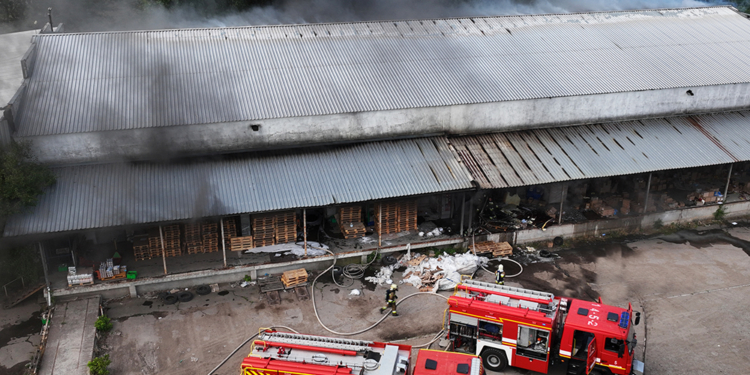 У Миколаєві вогнеборці ліквідували пожежу складських приміщень площею 100 кв. м (ФОТО)