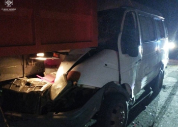 Нічна ДТП на Миколаївщині: рятувальники деблоковували постраждалих із «Газелі», яка зіткнулась з вантажівкою