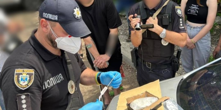 Незаконно придбав та зберігав 250 г амфетаміну: на Миколаївщині слідчі поліції затримали мешканця Первомайська (ФОТО)