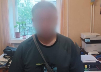 У Миколаєві 30-річний чоловік пограбував колишню співмешканку – побив її, розпилив в обличчя газовий балончик і відібрав телефон