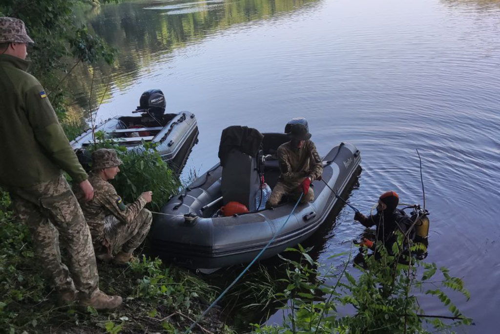 Най і «потопельник», але ще нам послужить: військові витягли з Десни майже неушкоджений російський танк (ФОТО) 2