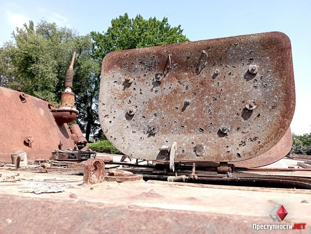 У центрі Миколаєва виставили знищену російську бронетехніку (ФОТО) 6