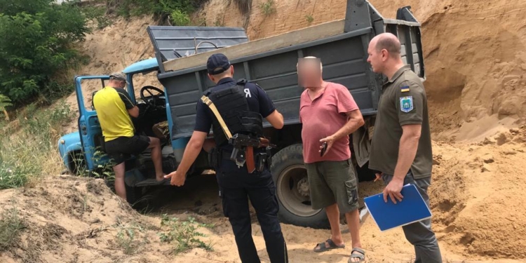 На околиці Миколаєва впіймали двох «пісчаних браконьєрів». Як думаєте, за скільки вони «відіб’ють» «великий» штраф? (ФОТО)