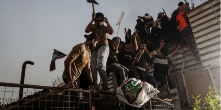  В Багдаді штурмували, а потім підпалили посольство Швеції (ФОТО, ВІДЕО)