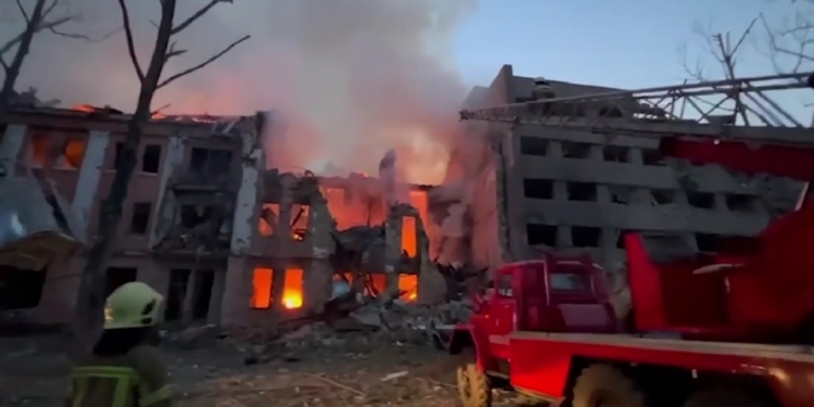 «Усі разом ми пройдемо цей страшний час. І вистоїмо проти ударів російського зла» – Зеленський показав наслідки російської ракетно-дронової атаки по Одесі та Миколаєву (ВІДЕО)