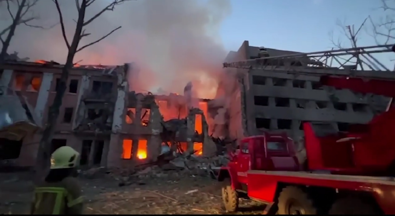 «Усі разом ми пройдемо цей страшний час. І вистоїмо проти ударів російського зла» – Зеленський показав наслідки російської ракетно-дронової атаки по Одесі та Миколаєву (ВІДЕО)
