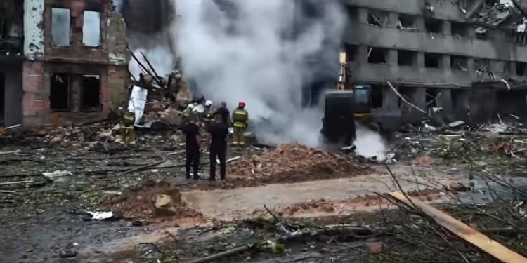 У Миколаєві внаслідок нічної ракетної атаки пошкоджено понад 60 будинків, два будинки частково зруйновані (ВІДЕО)