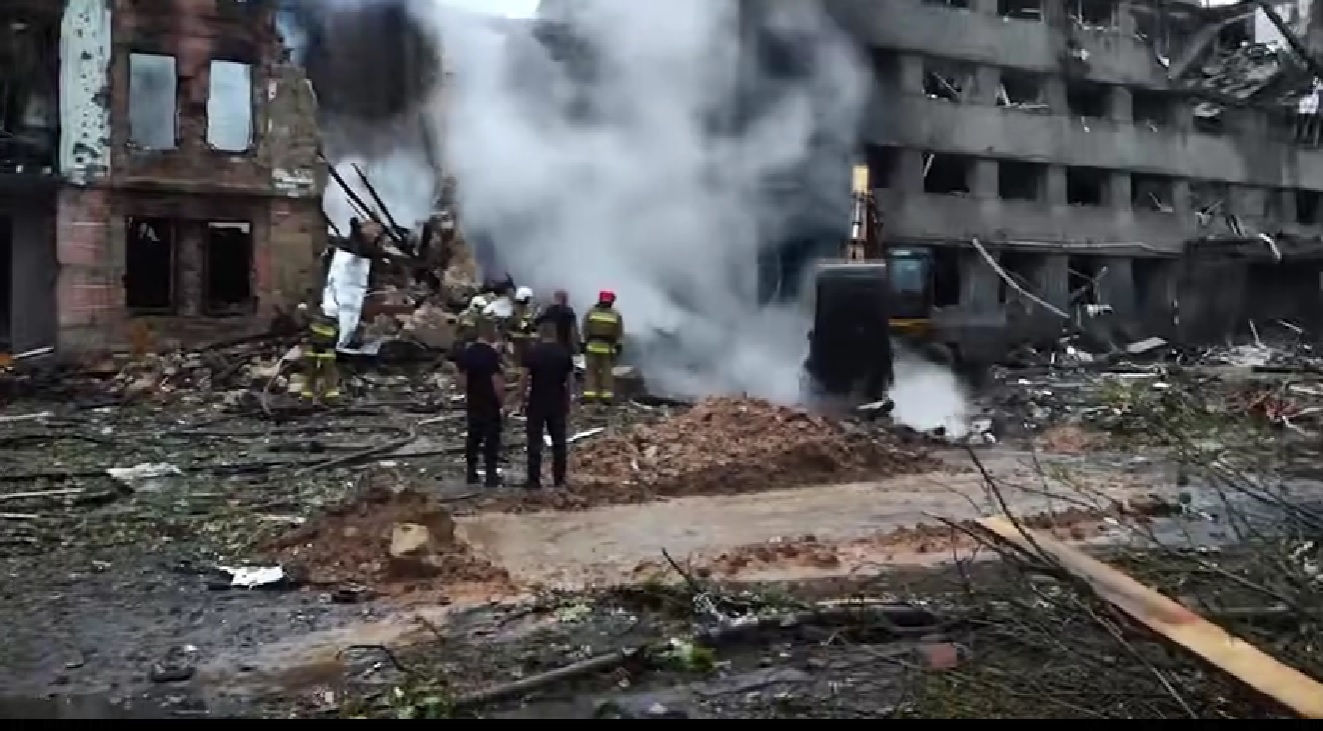 У Миколаєві внаслідок нічної ракетної атаки пошкоджено понад 60 будинків, два будинки частково зруйновані (ВІДЕО)