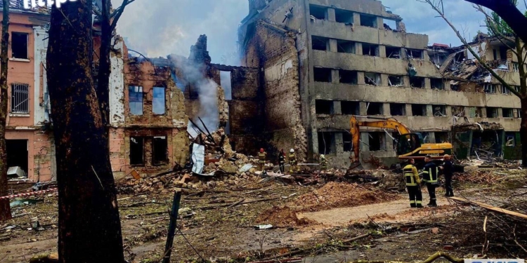 У Миколаєві кількість жертв нічної ракетної атаки збільшилась: з-під завалів зруйнованого будинку дістали тіло жінки  