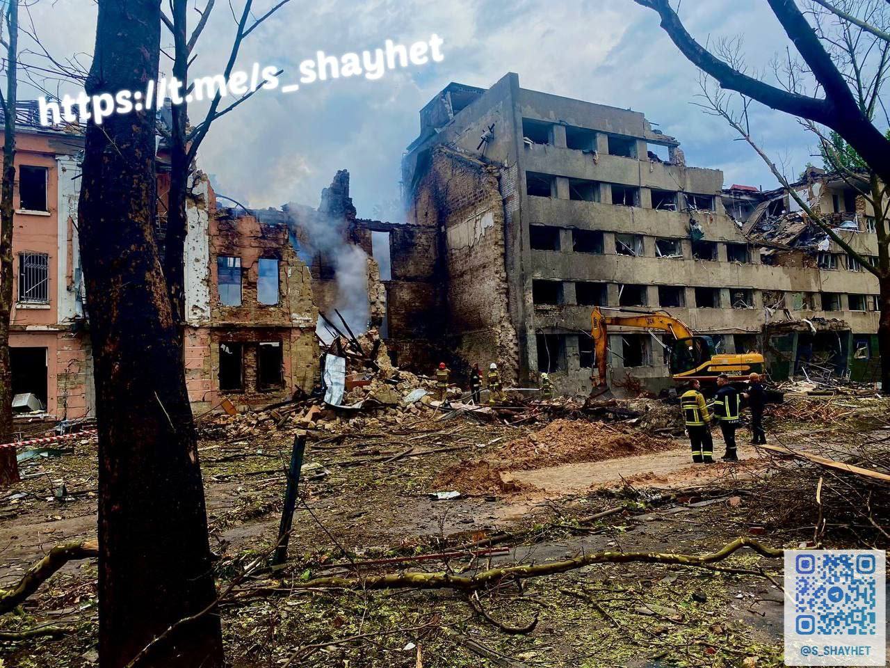 У Миколаєві кількість жертв нічної ракетної атаки збільшилась: з-під завалів зруйнованого будинку дістали тіло жінки  