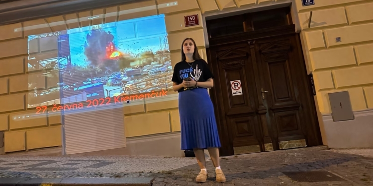 У Празі на будинку родини російського ракетобудівельника Обносова показали відео ракетних ударів по Україні (ФОТО)