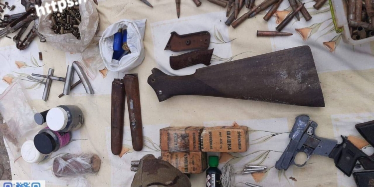 «Нагани», підривачі, магазини до «ТТ», набої: у мешканця Миколаєва вилучили цілий арсенал зброї (ФОТО)