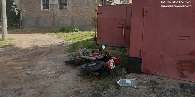 У Миколаєві п’яний водій на мотоциклі тікав від патрульних: спочатку врізався в службове авто, потім – в гараж (ФОТО)