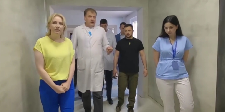 Зеленський на Франківщині: зустрівся з воїнами, які лікуються в реабілітаційному центрі (ВІДЕО)