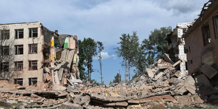 В Сумах закінчили розбір завалів на місці зруйнованого російською ракетою училища: двоє людей загинуло (ФОТО)