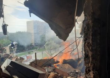 Один загиблий, 18 постраждалих: оперативка щодо ліквідації наслідків ракетної атаки росіян по Кривому Рогу від ДСНС (ФОТО)