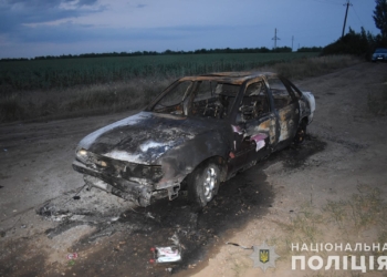 На Миколаївщині поліцейські затримали чоловіка за підозрою у замаху на вбивство трьох людей – він кинув гранату в автомобіль