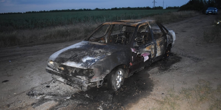 На Миколаївщині поліцейські затримали чоловіка за підозрою у замаху на вбивство трьох людей – він кинув гранату в автомобіль