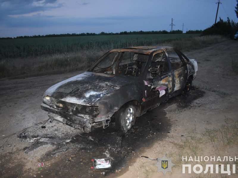 На Миколаївщині поліцейські затримали чоловіка за підозрою у замаху на вбивство трьох людей – він кинув гранату в автомобіль