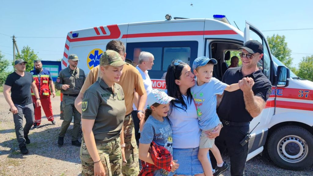 Україна повернула з полону 45 захисників і двох цивільних, а також двох депортованих росіянами маленьких дітей (ФОТО) 12