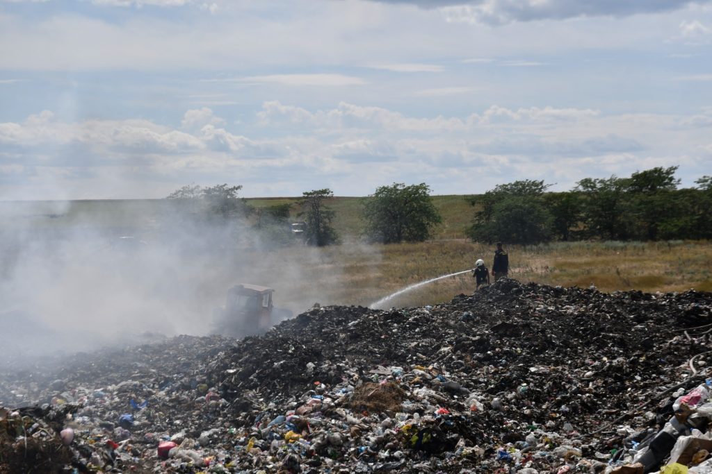 На Миколаївщині понад дві доби гасили пожежу сміттєзвалища у Луговому. Але нарешті впорались (ФОТО) 19
