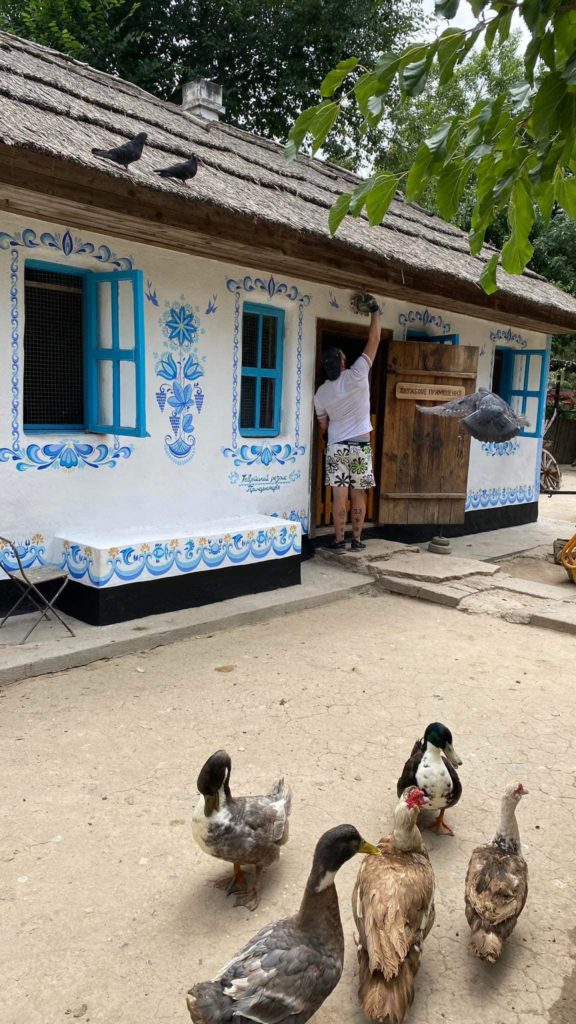 Таврійський розпис – наочно: у Миколаївському зоопарку відкрили оновлену «Дідову хату» (ФОТО) 19