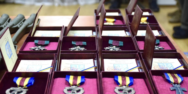 «Ви надихаєте весь світ»: у Миколаєві Олексій Резніков нагородив захисників Півдня України (ФОТО)